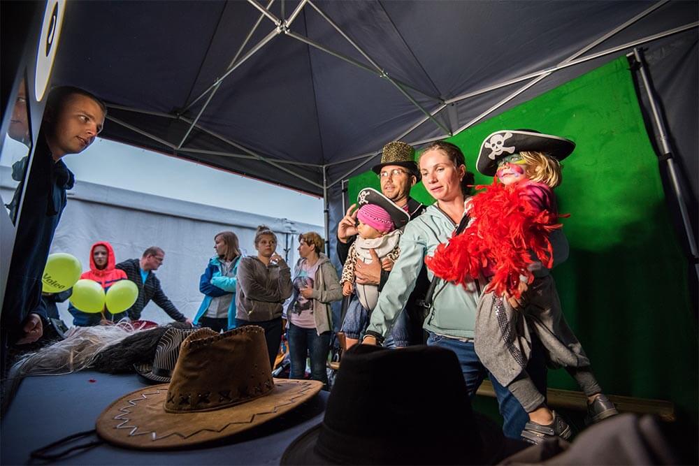 Fotobudka z tłem klienta - organizacja imprez plenerowych