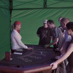 Stół do zabawy w kości z obsługą krupiera