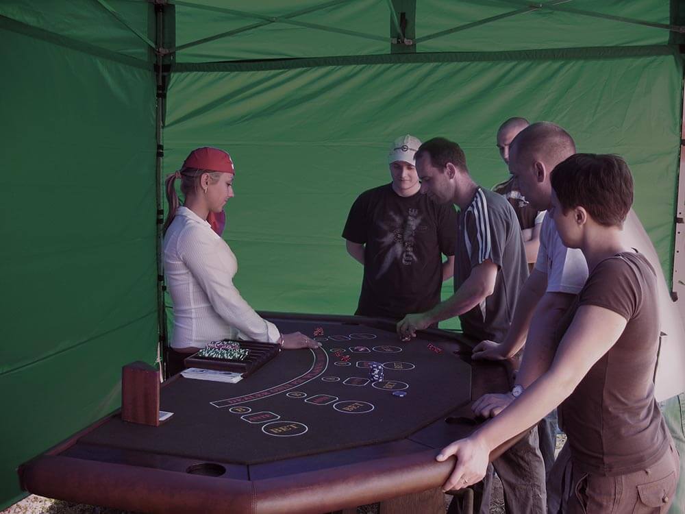 Stół do zabawy w kości z obsługą krupiera