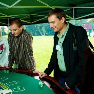 Stół do zabawy w pokera z obsługą krupiera