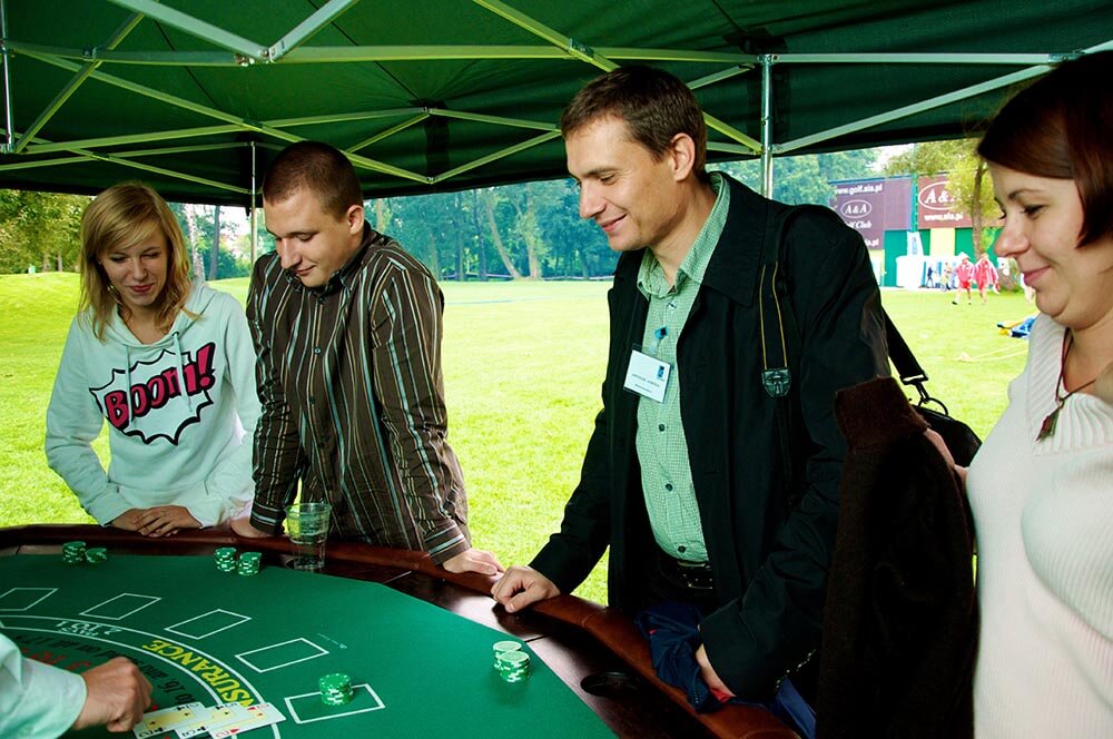 Stół do zabawy w pokera z obsługą krupiera