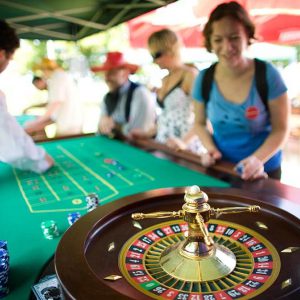 Stół do zabawy w ruletkę z krupierem