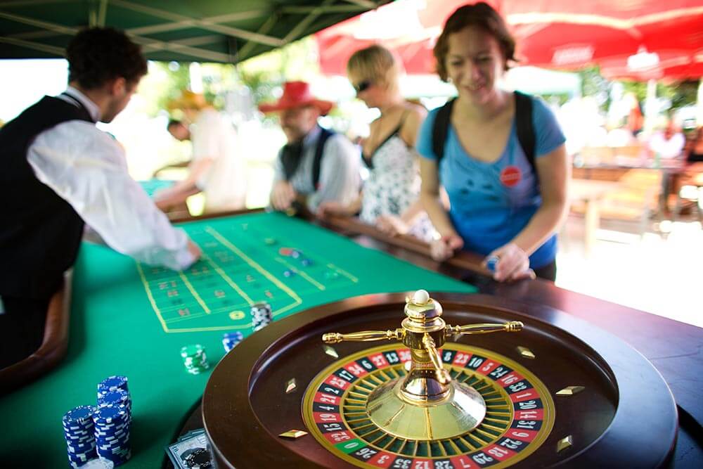 Stół do zabawy w ruletkę z krupierem