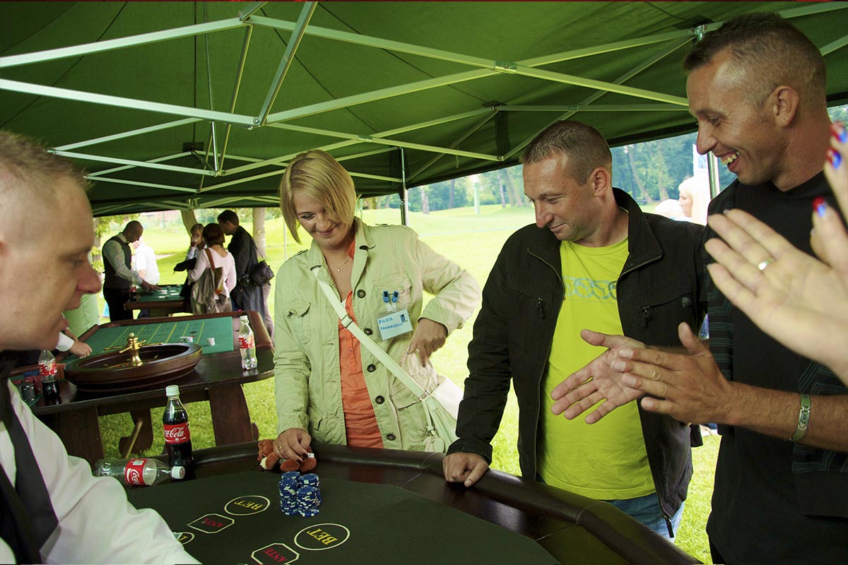 Stół do zabawy w pokera z obsługą krupiera - obrazek 4