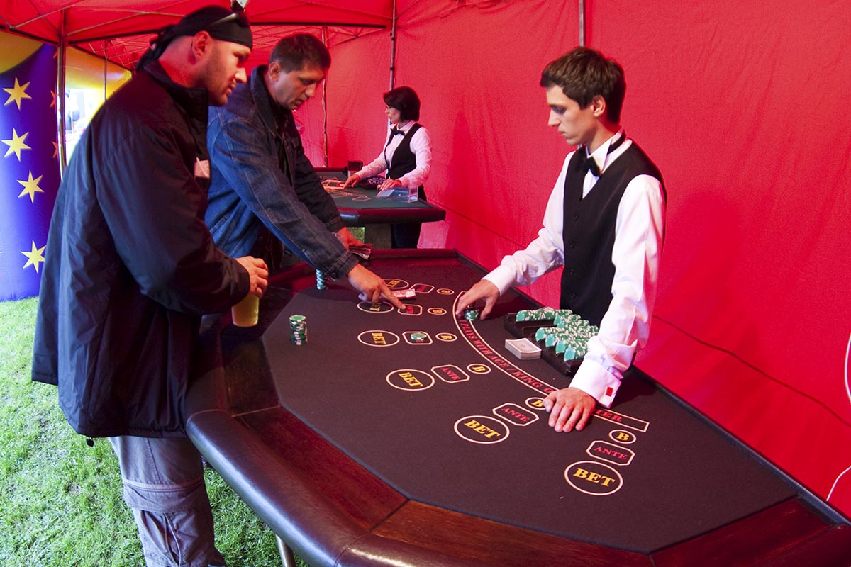 Stół do zabawy w pokera z obsługą krupiera - obrazek 2