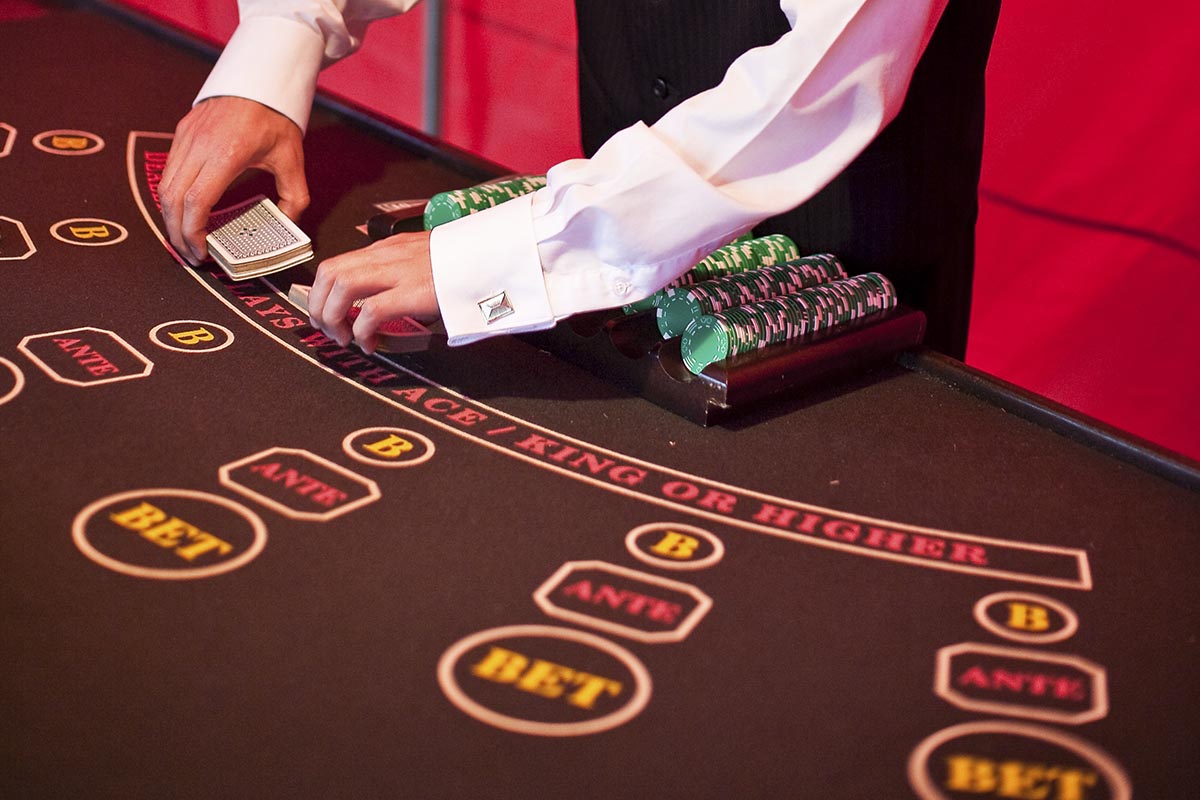 Stół do zabawy w pokera z obsługą krupiera - obrazek 3