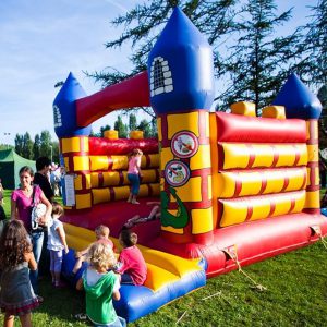 Zamek do skakania, Dmuchany zamek do skakania, Organizacja eventów w plenerze