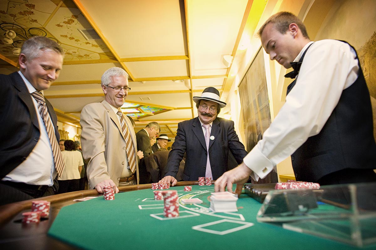 Stół do zabawy w Black jack'a z obsługą kupiera - obrazek 2