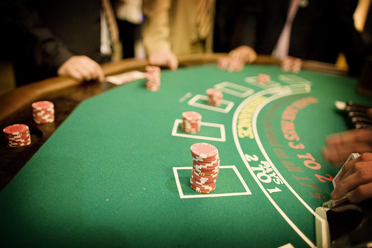 Stół do zabawy w Black jack'a z obsługą kupiera - obrazek 3