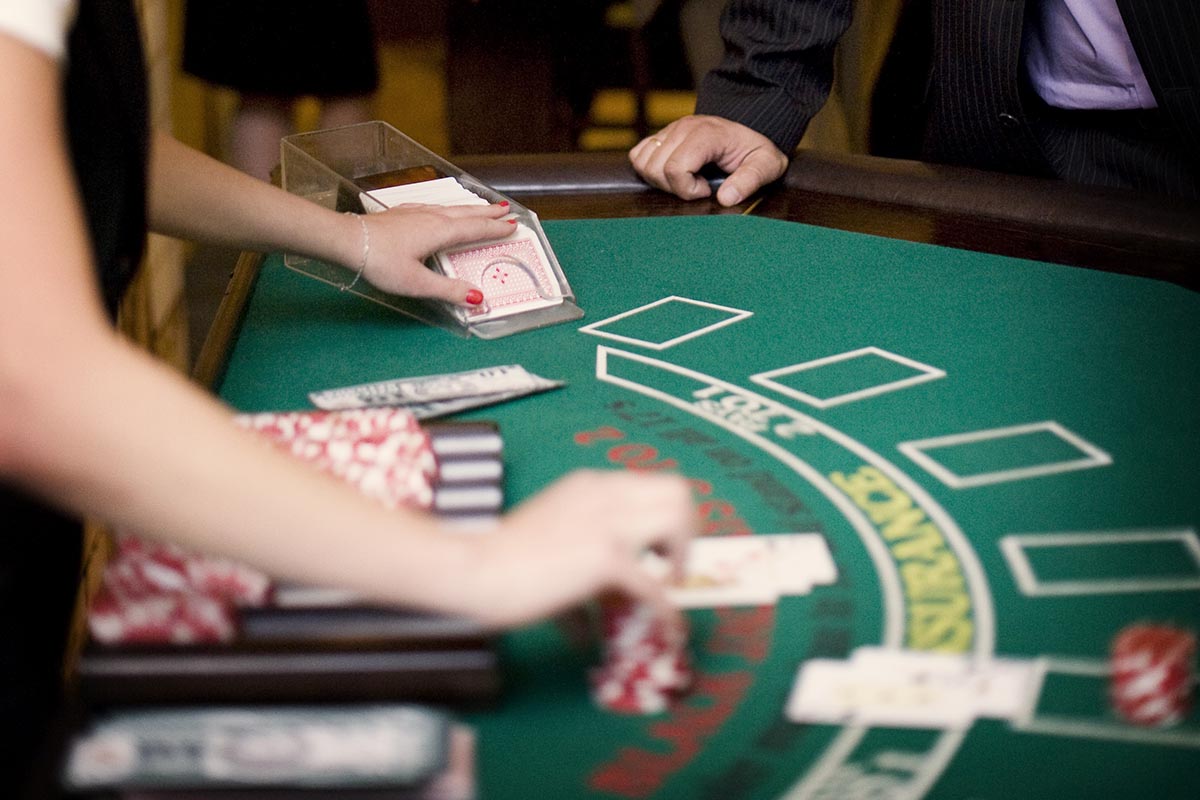 Stół do zabawy w Black jack'a z obsługą kupiera - obrazek 4