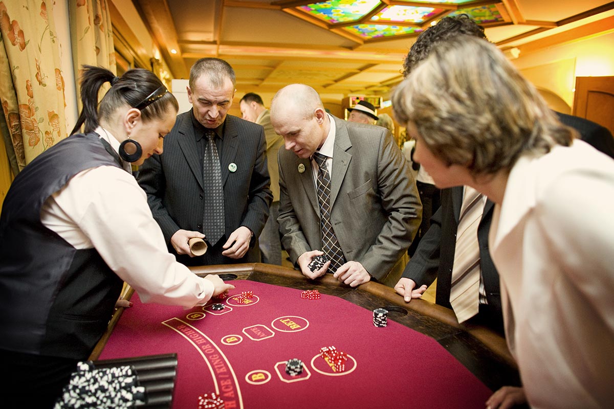 Stół do zabawy w Kości z obsługą krupiera - obrazek 4