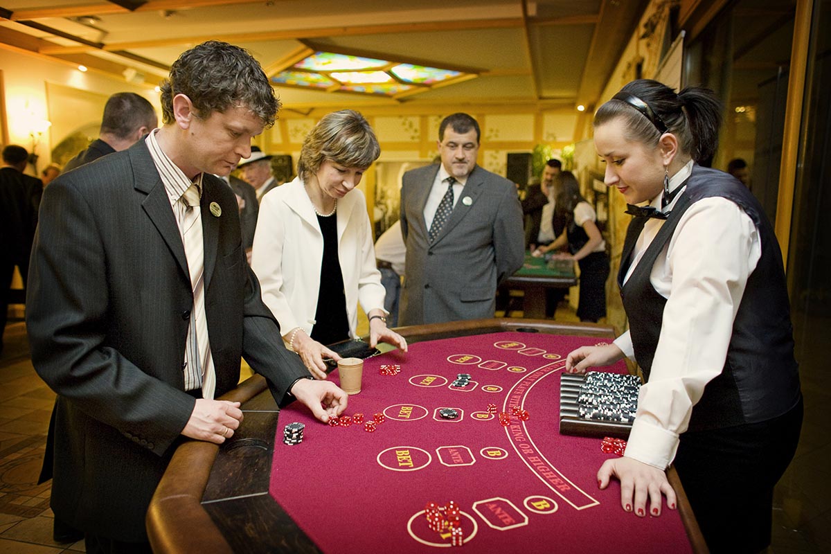 Stół do zabawy w Kości z obsługą krupiera - obrazek 2