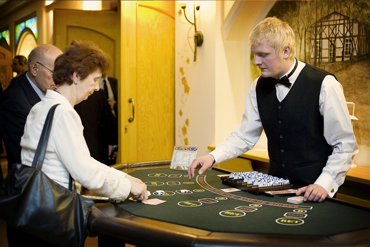 Stół do zabawy w pokera z obsługą krupiera - obrazek 2