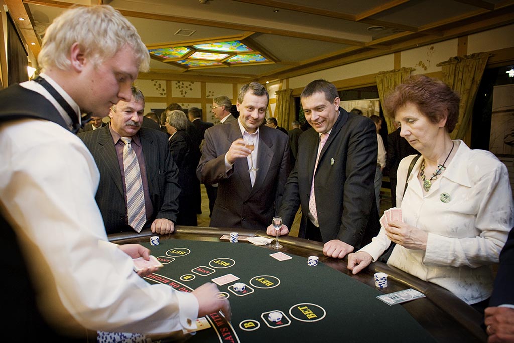 Stół do zabawy w pokera z obsługą krupiera - organizacja imprez