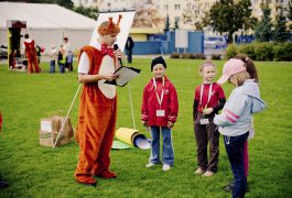 animator-z-mikrofonem-2