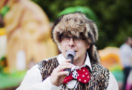 animator-z-mikrofonem-7