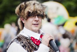 animator-z-mikrofonem-8