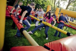 gigantyczne-pilkarzyki-4